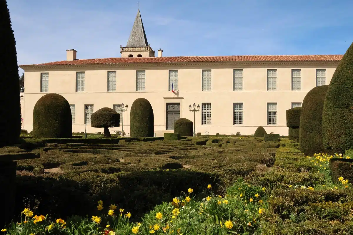 le musée Goya vu du jardin de l'eveche